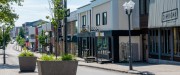 Rue Turgeon avec des commerces et des pots de fleurs en bordure de rue