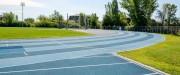 Piste de course avec des corridors de couleur bleu pâle et bleu foncé