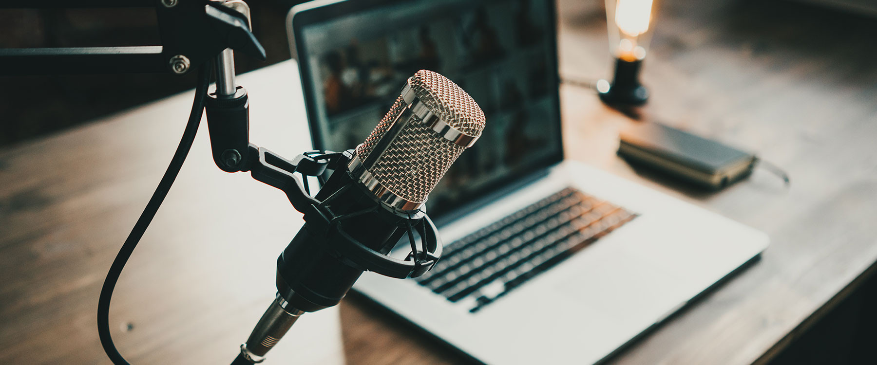 Microphone pour l'enregistrement et un ordinateur portable sur un bureau de travail