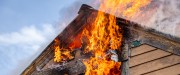 Toiture d'une maison en feu