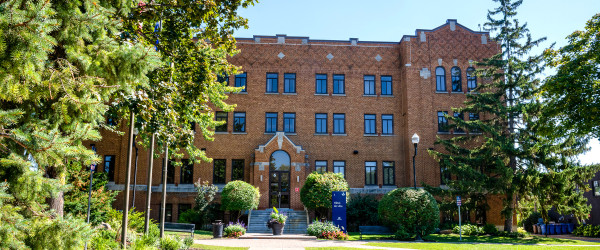 Les huit membres du conseil et le maire debout devant l'hôtel de ville