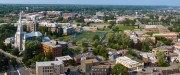 Vue aérienne de la Ville de Sainte-Thérèse. À gauche se trouve le clocher de l'église, au centre le terrain de soccer et de football du parc Ducharme et à droite l'hôtel de ville