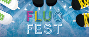 Sur fond glacé bleu, trois paires de patins avec des lacets de couleurs fluos entourent les mots Fluo Fest