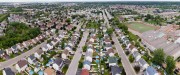 Vue aérienne sur la ville de Sainte-Thérèse sur laquelle il y a plusieurs maisons et un terrain de soccer