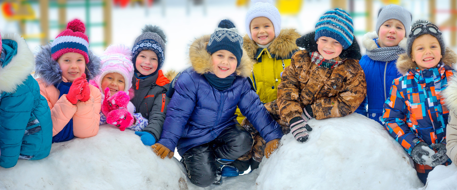 Sur fond bleu avec des flocons de neige blancs, un bonhomme de neige avec une tuque jaune et verte a les bras dans les airs à côté du mot Fest'Hiver