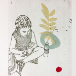 Un jeune enfant en noir et blanc est assis et regarde ses doigts. Une plante jaune et un point rouge sont à coté de l'enfant.