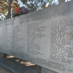 Dans un parc, plusieurs noms de personnes décédées dans l'accident sont gravées sur une longue pierre horizontale