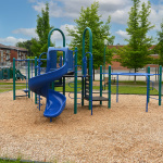 Module de jeux avec glissade bleue et stations d'escalade et d'équilibre bleues et vertes