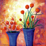 Sur un fond rouge et mauve, deux pots de fleurs bleus contiennent des fleurs rondes rouges