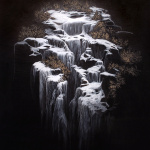 Sur un fond sombre, chuts d'eau peintes en blanches qui coulent vers le bas