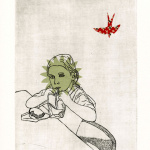 Un enfant en noir et blanc est assise à table et bois un jus. Son visage est recouvert d'une étoile verte et un oiseau rouge à motif flotte au-dessus d'elle