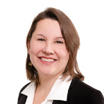 Femme blanche avec cheveux bruns porte une chemise en velours bourgogne