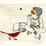 Un jeune garçon en noir et blanc portant un chandail de Superman mange une collation. Un oiseau rouge est à côté de lui et un cercle orange recouvre ses yeux