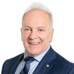 Homme blanc avec cheveux blancs porte tailleur bleu marin