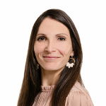 Femme blanche avec cheveux bruns porte un blouson bourgogne et noir