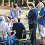 Dans un parc, trois hommes blancs sont assis à une table et jouent aux échecs. Trois autres hommes blancs âgés sont debout à côté et les regardent.