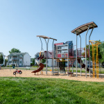 À l'extérieur, modules de jeux d'eau en hauteur