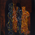 Sur on fond foncé noir et brun, des figures de trois personnes sont gribouillées en traits jaunes, rouges, blancs et oranges