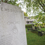 Dans un parc, une pierre est installée sur laquelle est gravé la mention Je me souviens et différents noms de vétérans