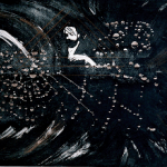 Figure d'un homme en noir et blanc entourée d'un fond noir avec des traits lignés et pointillés de blanc et de rosé